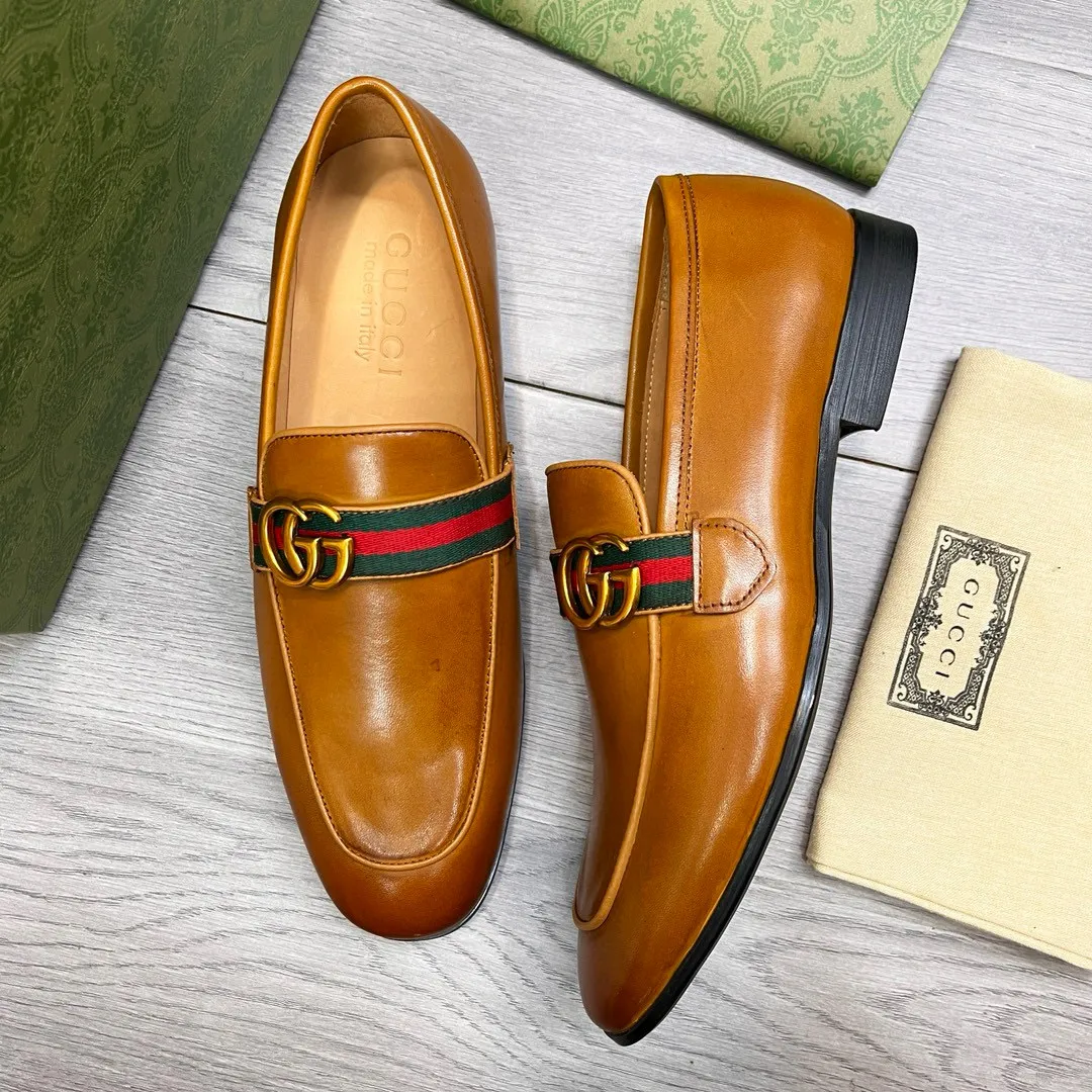 Factory price: 500💰-Gucci men’s formal leather shoes! Genuine molded horsebit, a classic must-have for your shoe cabinet! The feet are particularly delicate! This Gucci original version is a set last, and we are consistent with the counter! Therefore, it is more comfortable in terms of last shape and comfort! Take it to the counter and compare at will! Good shoes are more than just what they make! But grasp the essence from the inside out! Material: Imported first-layer cowhide! Genuine leather outsole imported from Italy, size: 39-44 (38/45 customized, non-refundable)